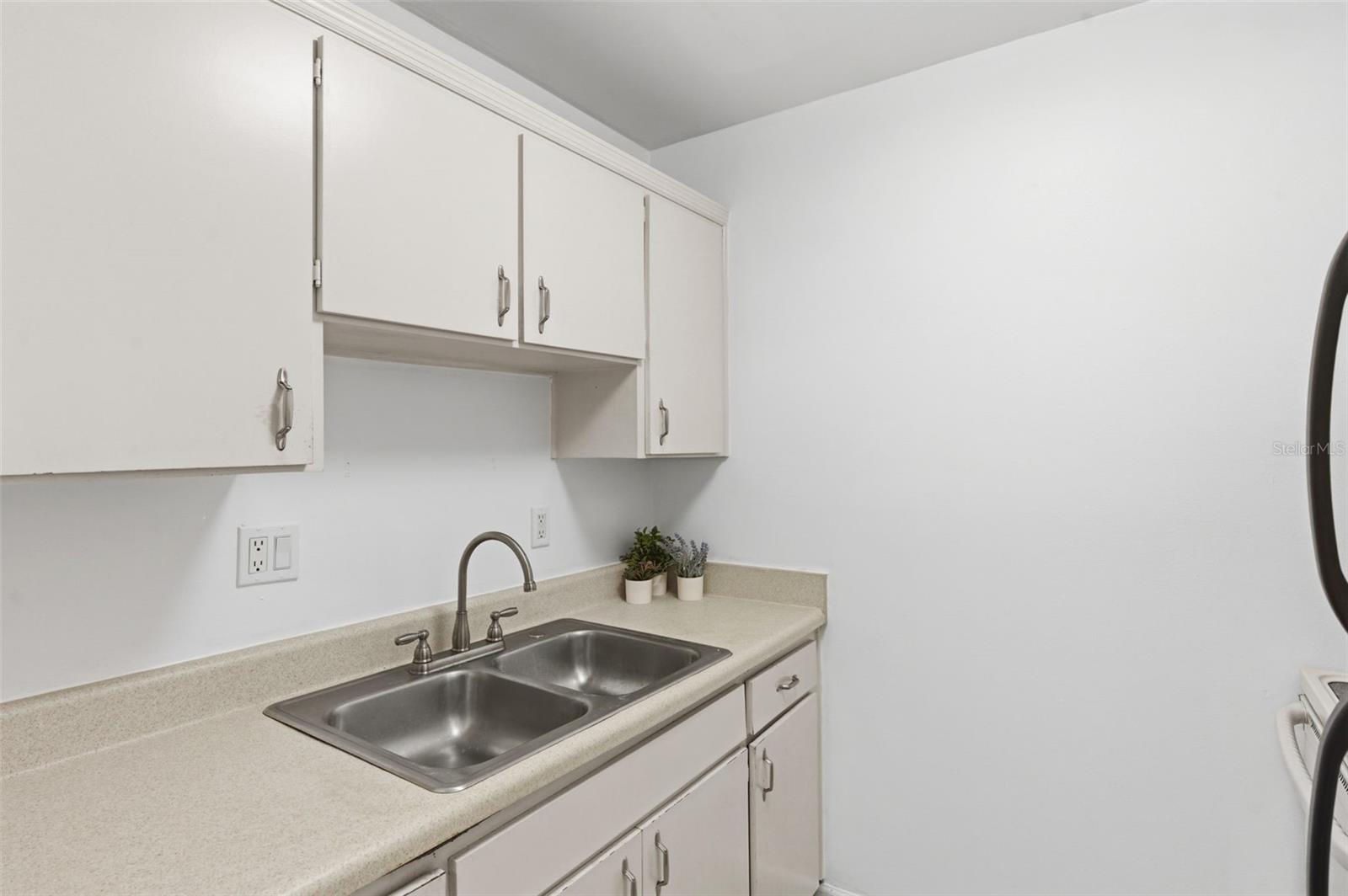 HILL CREST VILLAS - Residential