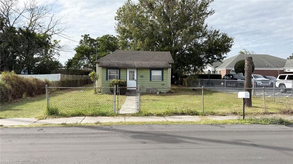 Photo of 1607 2nd Street St SE, Winter Haven, FL 33880 (MLS # P4937275)