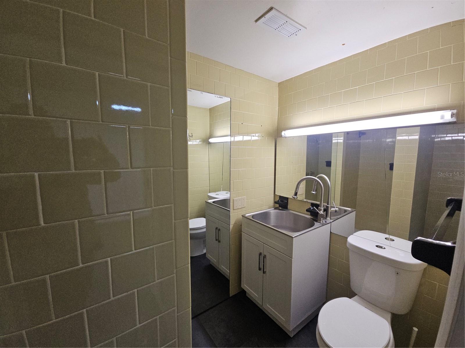 COLONIAL PARK SECOND ADD - Commercial Lease