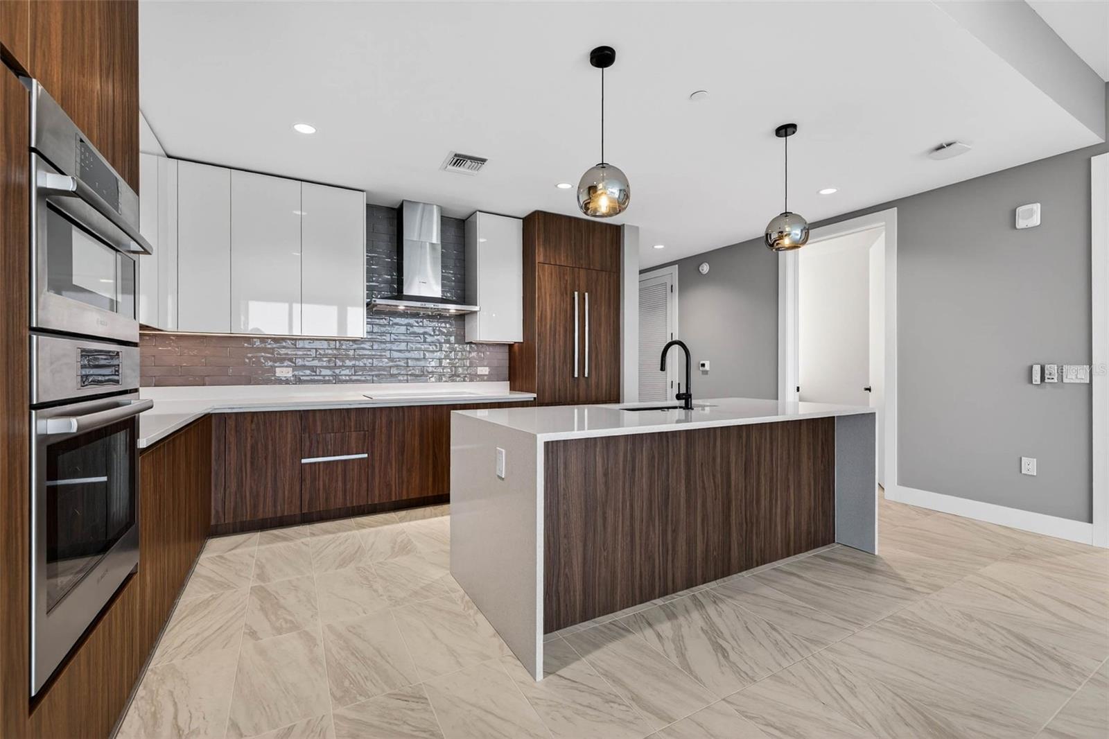 REFLECTION CONDO - Residential