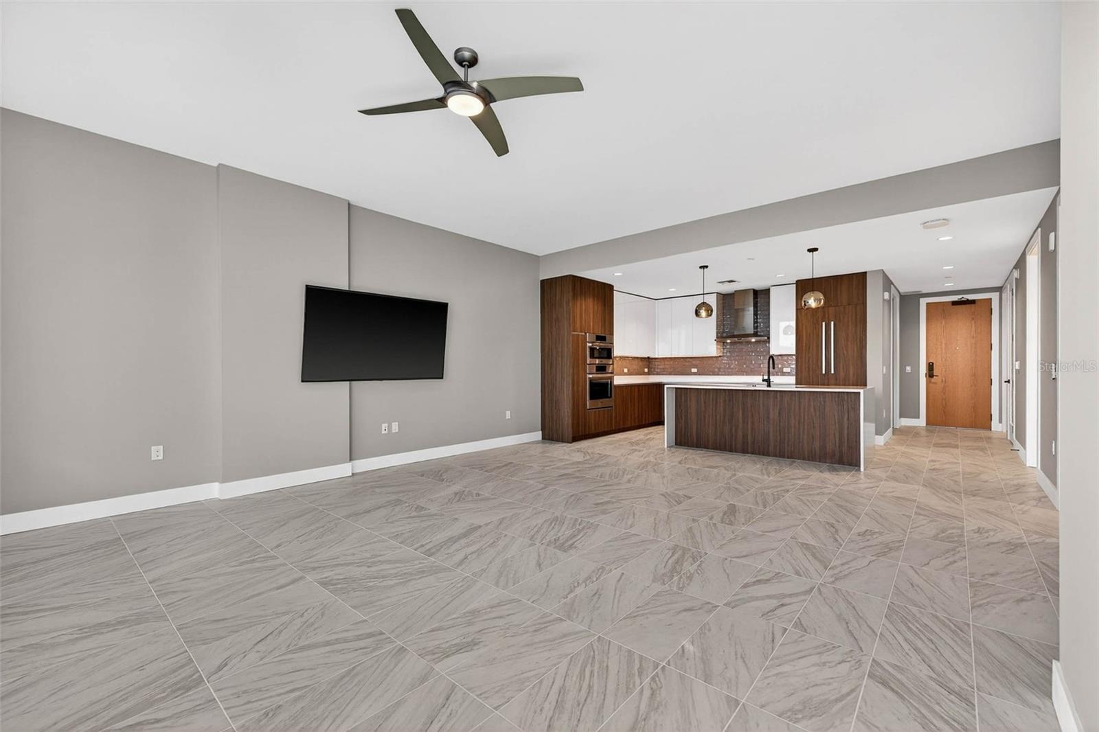 REFLECTION CONDO - Residential