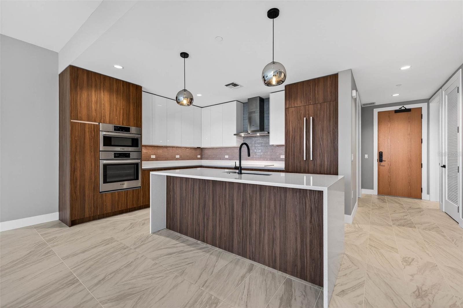 REFLECTION CONDO - Residential