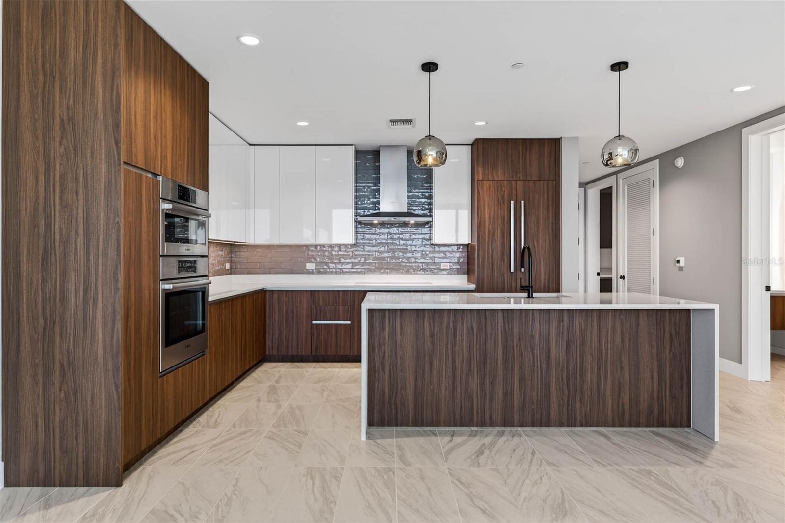 REFLECTION CONDO - Residential