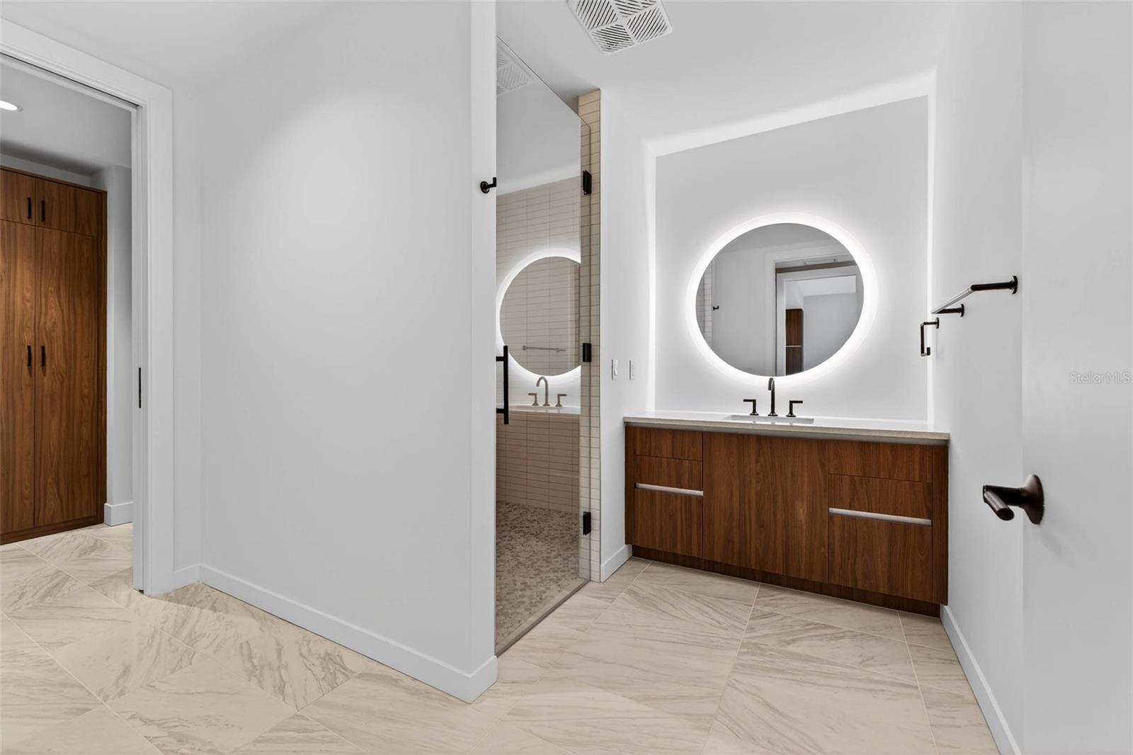 REFLECTION CONDO - Residential