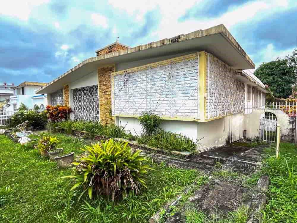 An excellent opportunity to acquire a property with outstanding remodeling potential. This urban mid-century single-family home features 4 bedrooms and 3 bathrooms, along with two lower-level studios that provide options for various living arrangements. With high ceilings and expansive 954-square-meter lot allows plenty of room for expansion and renovation, making it an ideal investment for residents or investors alike. Located in a prime area, this property is close to restaurants, schools, and commercial activities, ensuring convenience and potential for future growth. Don’t miss this exceptional investment opportunity with approximately 1,865 square feet of living space, ready to be transformed into your dream home or a lucrative rental property. The house backyard connects directly with a R3-zoned lot with approximately 472 sq. m. lot at University Gardens, also for sale by the same owner offering a unique chance for expansion.