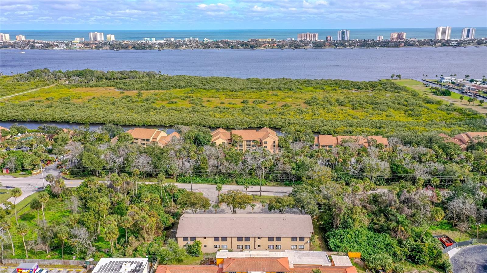 COUNTRY CLUB HARBOR - Residential Income