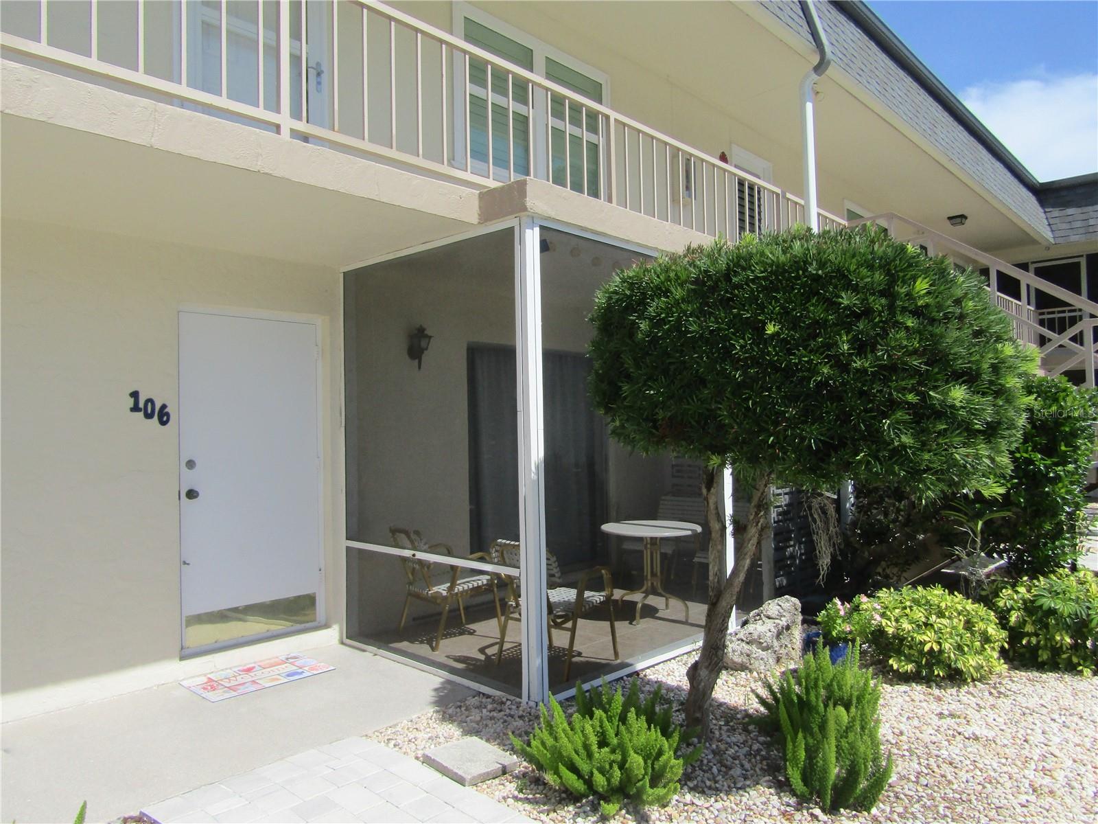 This adorable 2bedroom 2 bath condo is sitting in the heart of Venice Island. Walk to the beach and downtown. There is a newly reovated community pool . Laundry on site. Great social community!
No smoking or vaping.
No pets