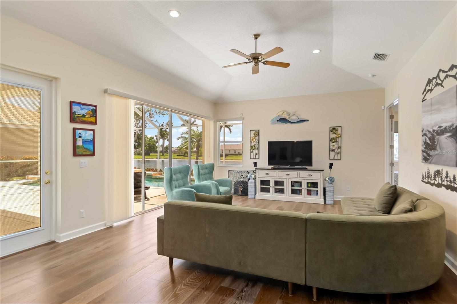 THE HAMPTONS - Residential