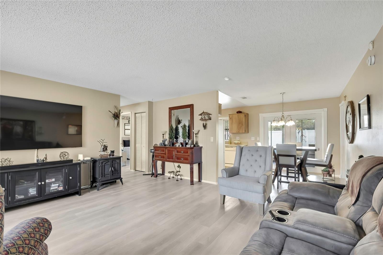 CARROLLWOOD MEADOWS UNIT VI SE - Residential