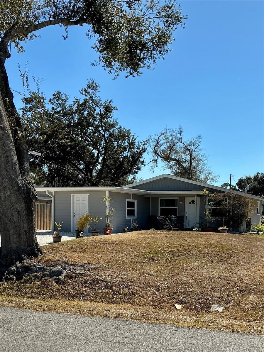 COTTAGE IN THE PINES - Residential