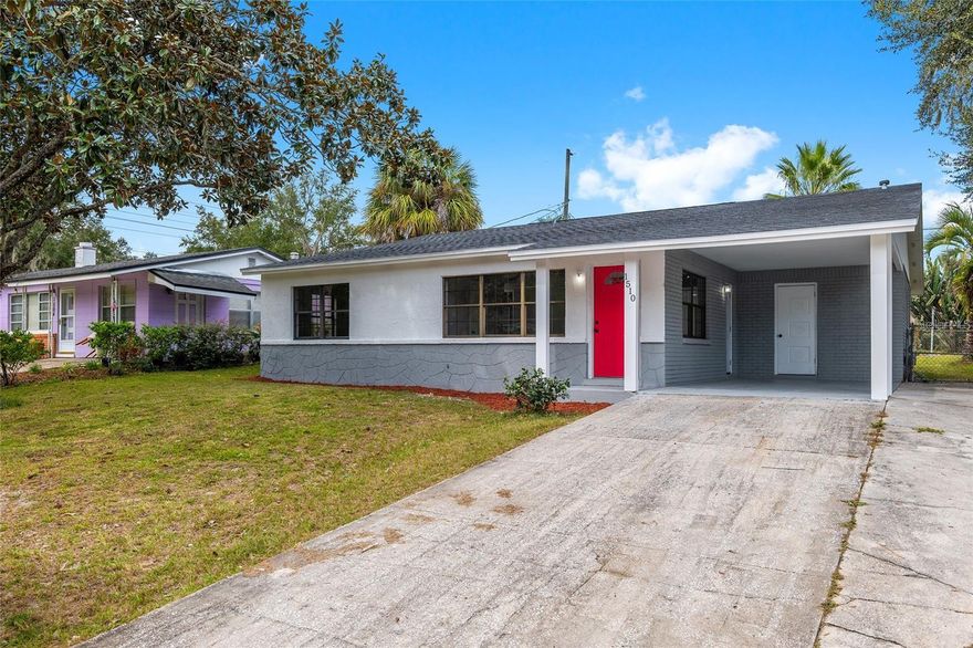 For rent beautiful and recently renovated house 4/2 and comes furnished.