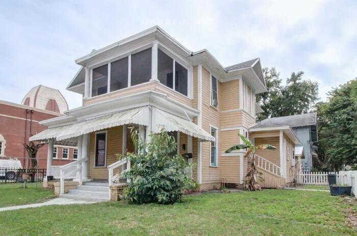 Fantastic top floor two bedroom apartment in historic apartment in Tampa Heights. Hard surface flooring
throughout. This property is located just a few minutes north of Downtown, Tampa River Walk, Armature
Works, Ulele, Curtis Hixon and Sparkman's Wharf.