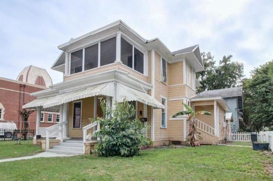 Fantastic top floor two bedroom apartment in historic apartment in Tampa Heights. Hard surface flooring
throughout. This property is located just a few minutes north of Downtown, Tampa River Walk, Armature
Works, Ulele, Curtis Hixon and Sparkman's Wharf.