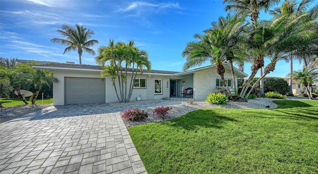 Photo of 1050 Bogey Lane, Longboat Key, FL 34228 (MLS # A4673367)