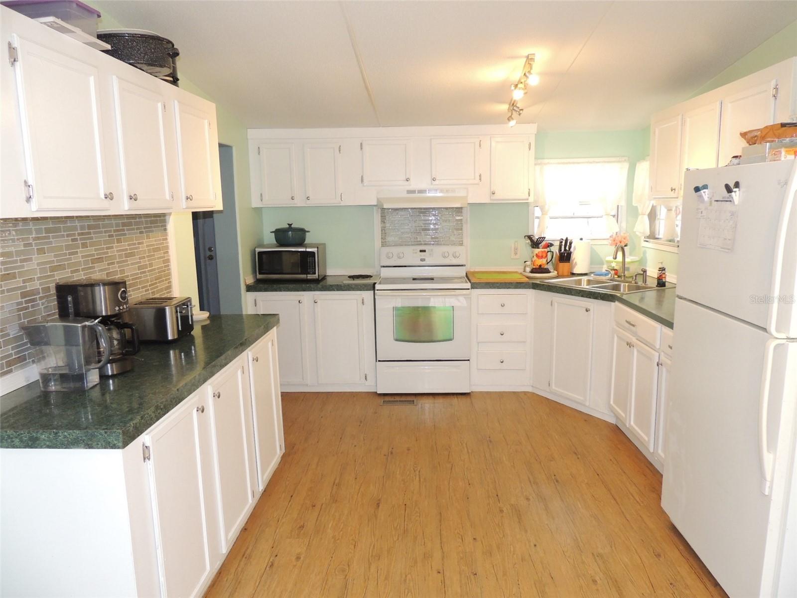 UNIVERSITY OAKS - Residential