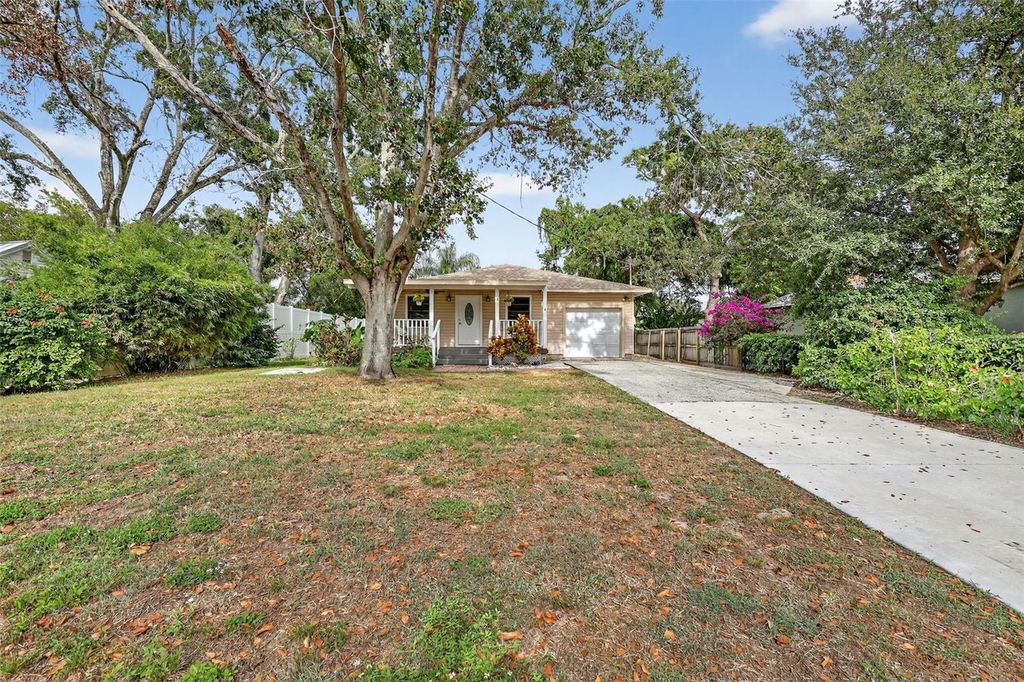 Photo of 6220 W Thorpe Street, Tampa, FL 33611 (MLS # TB8437369)