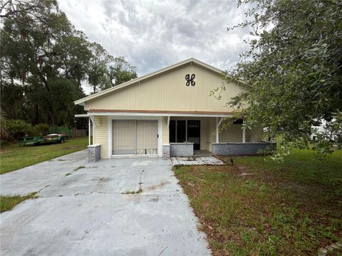 3 beds bed, 2 baths bath property at 10513 Lynnwood Avenue, Lake Wales, FL 33898