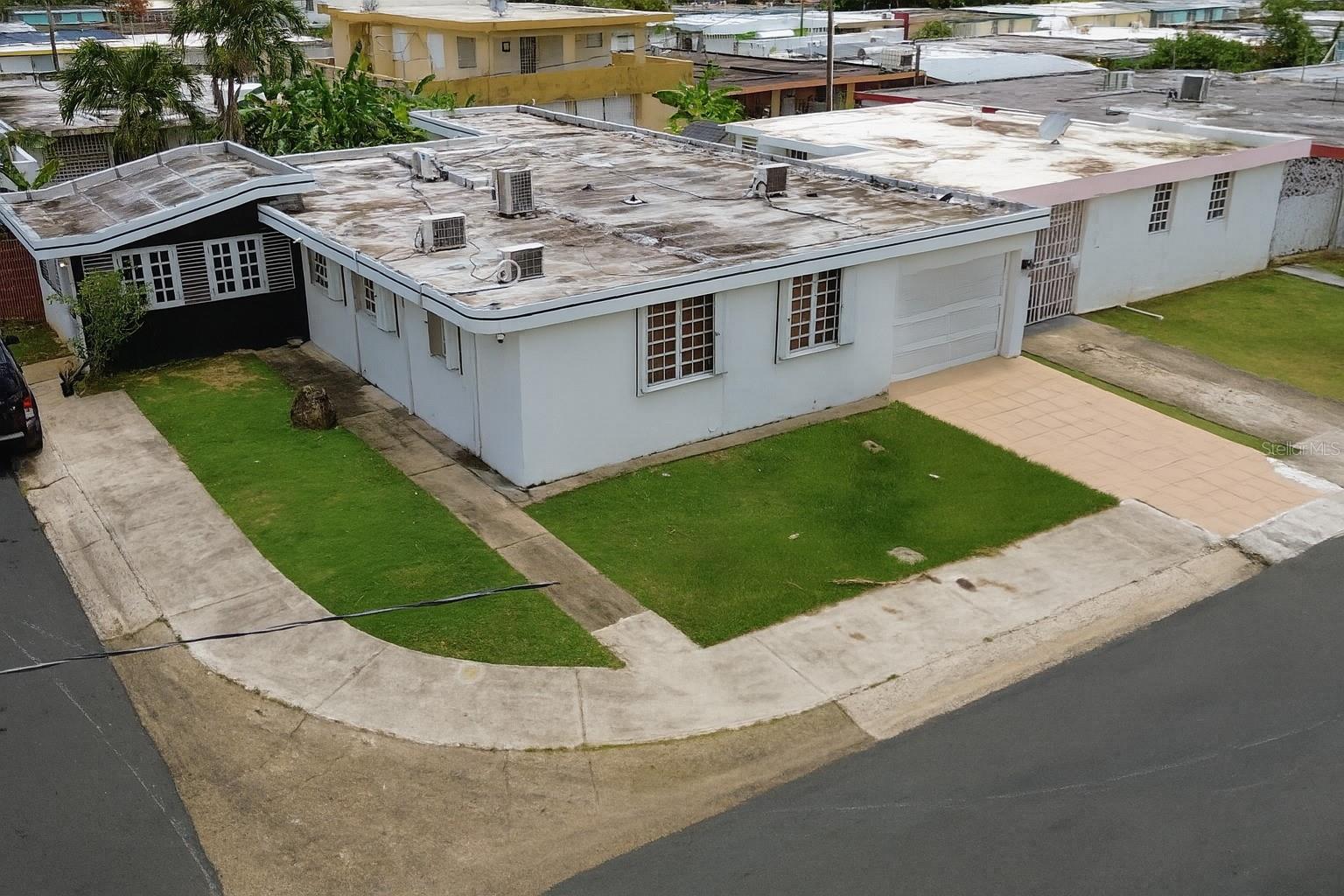 Located in the Flamboyán Gardens community in Bayamón, this corner property sits on a cul-de-sac, offering privacy and a peaceful environment for the whole family. Its location is extremely central, with easy access to schools, shopping, and main roads. The home features four bedrooms, two bathrooms, a carport that fits three vehicles, and a spacious backyard perfect for outdoor living or future expansion. With a generous lot size and great potential, this residence is ideal for those seeking space, comfort, and convenience.