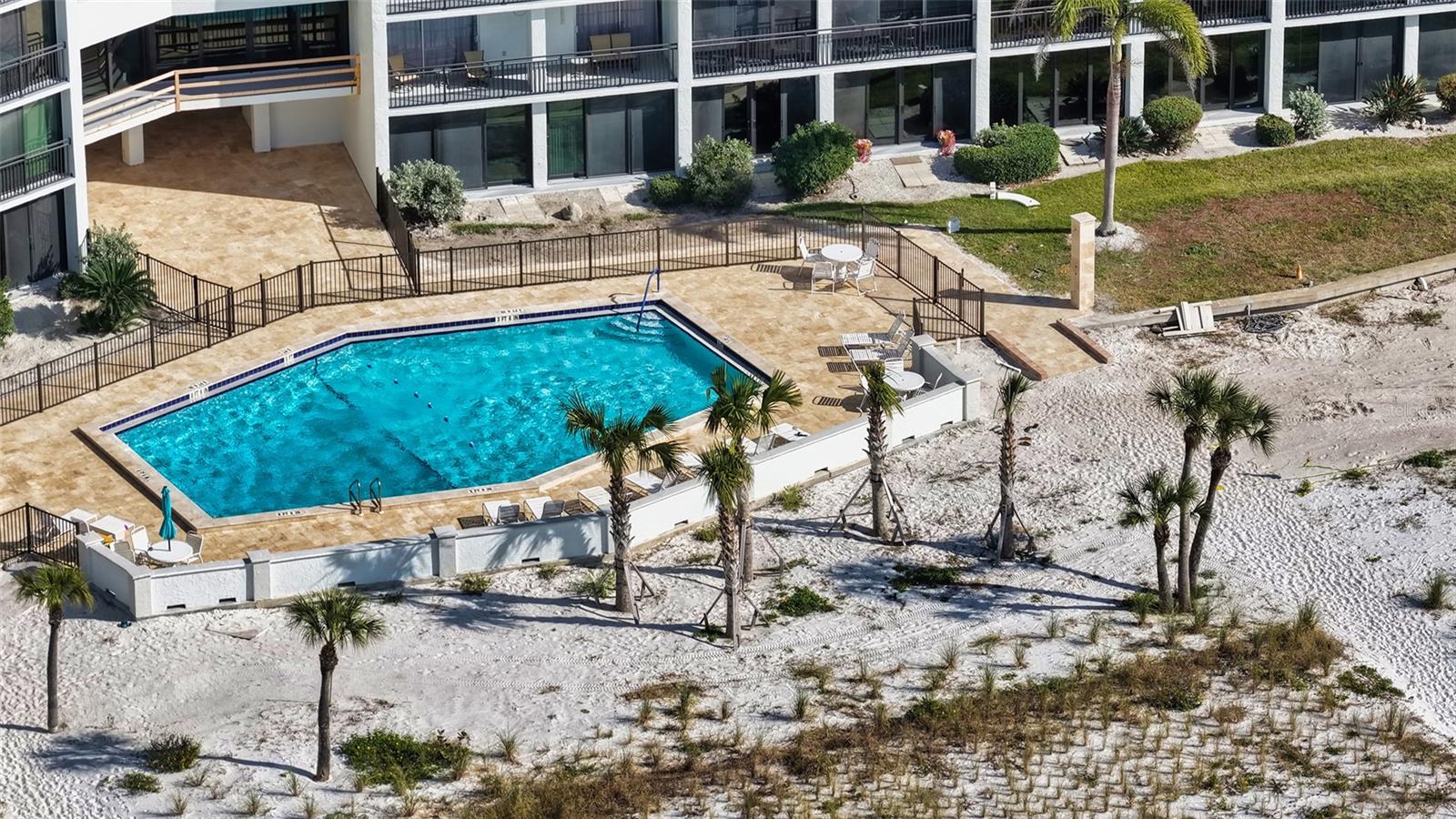 WHISPERING SANDS - Residential