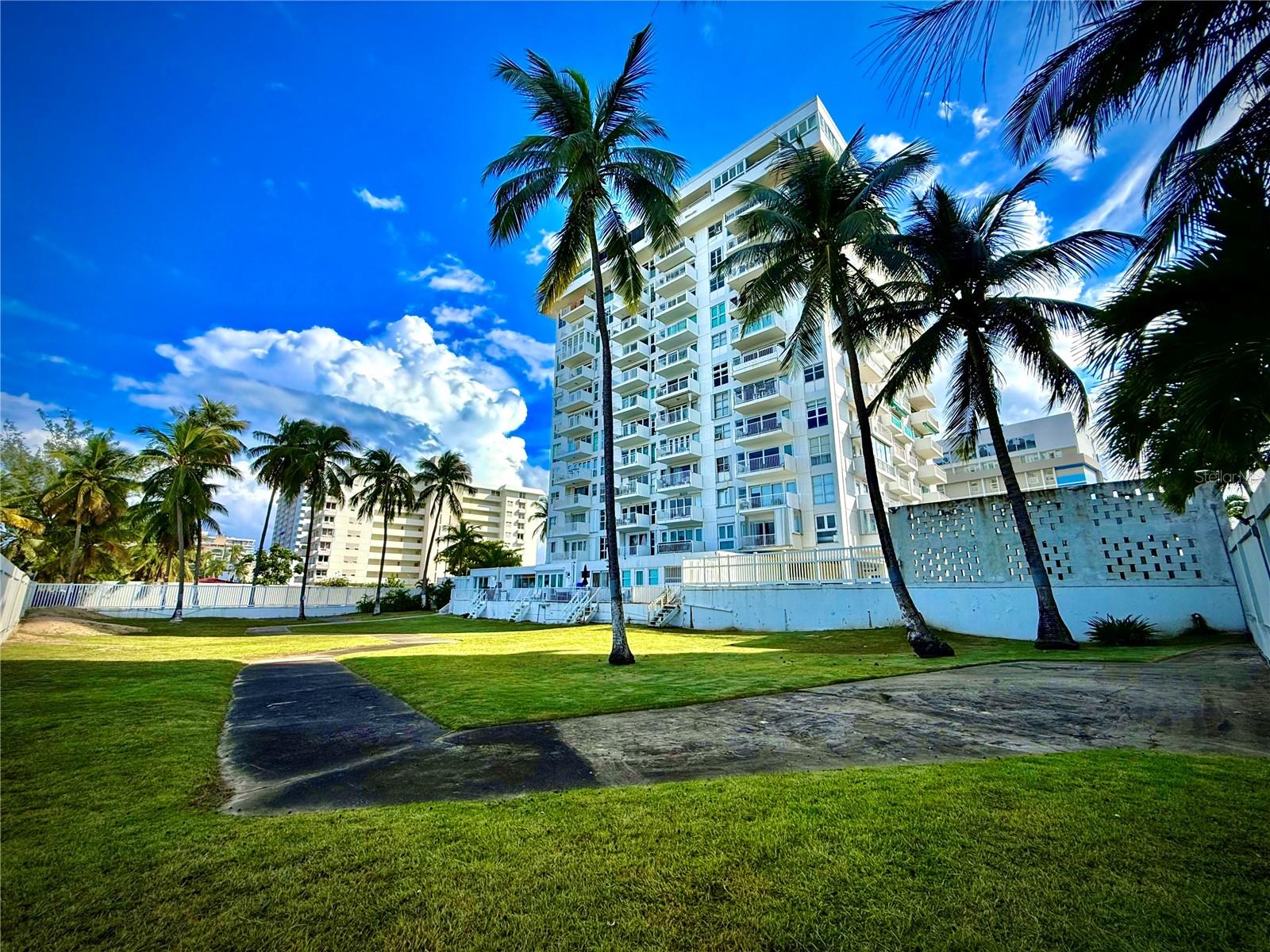 Beachfront studio with direct access to the sand. This unit features a well-maintained bathroom, freshly painted and renovated interiors, central air conditioning, and a beautiful ocean view. Prime location, walking distance to restaurants, supermarkets, pharmacies, and the airport. An ideal opportunity to enjoy coastal living with comfort and convenience.