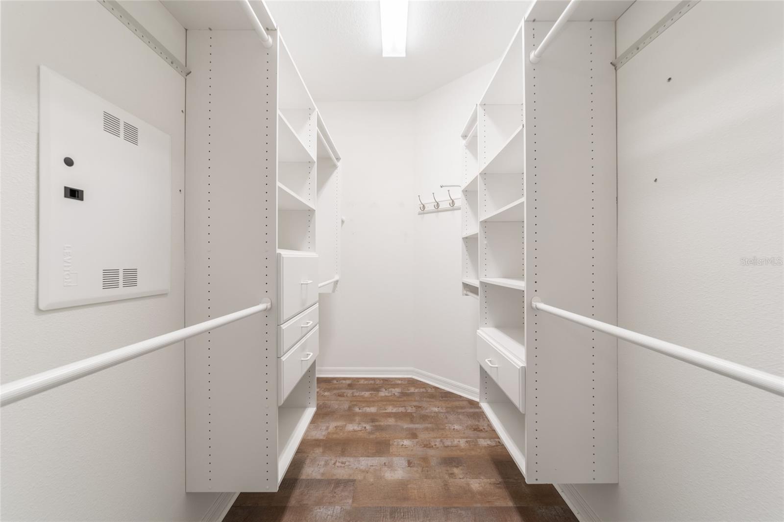 ON TOP OF THE WORLD / WINDSOR - Residential