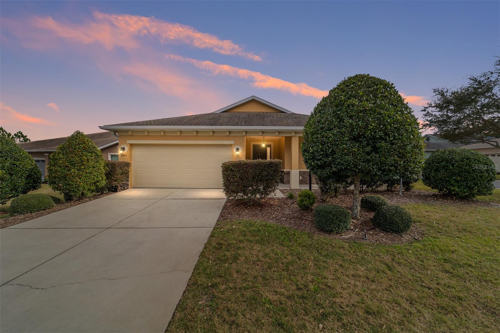 ON TOP OF THE WORLD / WINDSOR - Residential