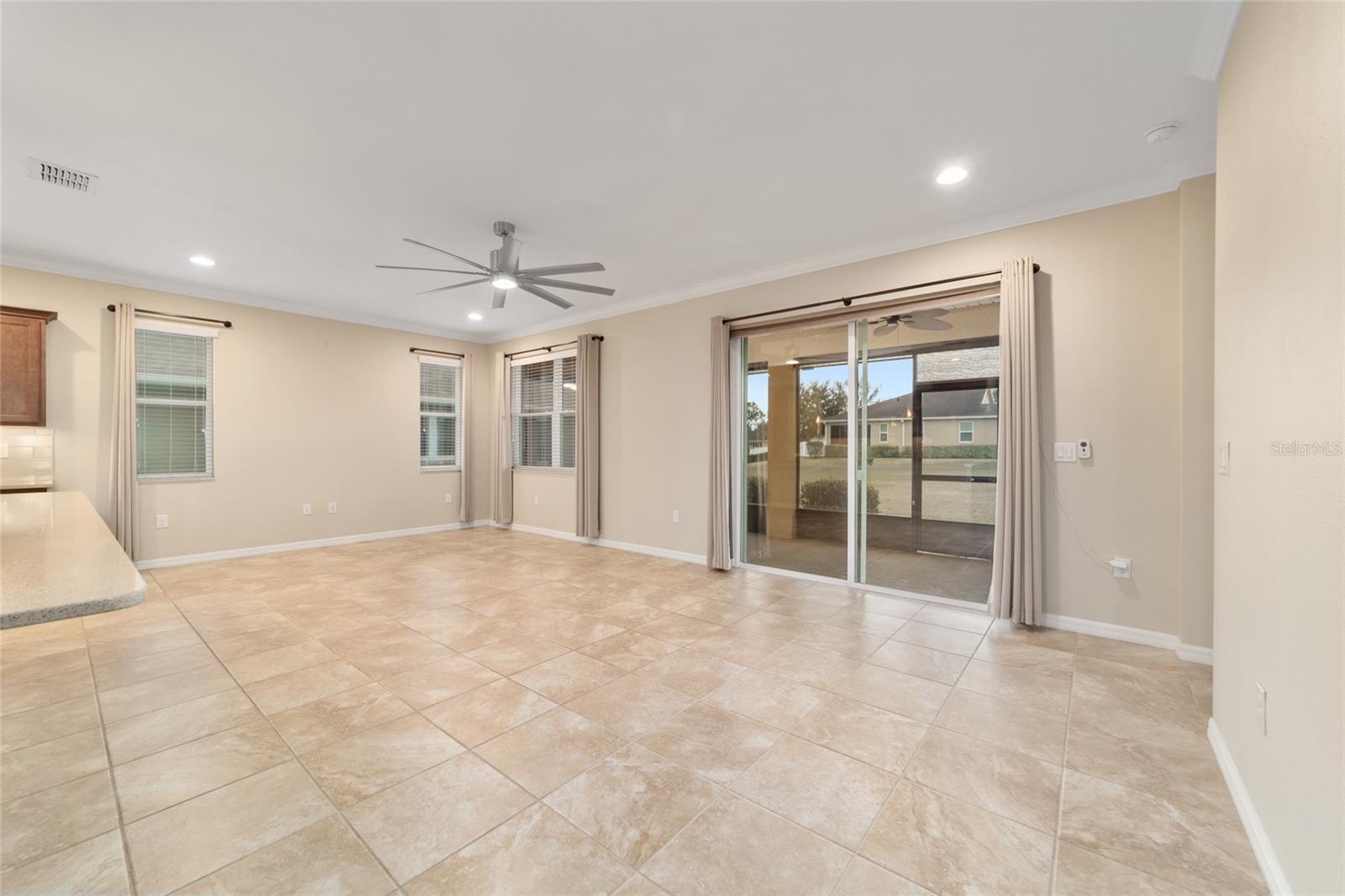 ON TOP OF THE WORLD / WINDSOR - Residential