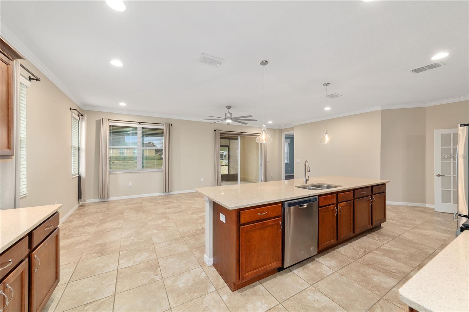 ON TOP OF THE WORLD / WINDSOR - Residential