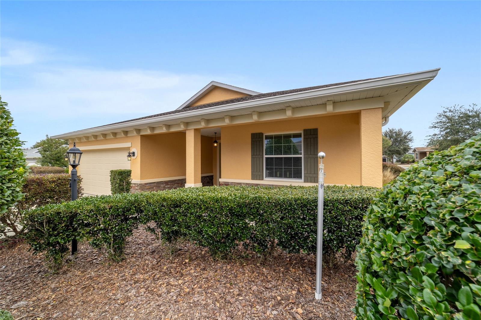 ON TOP OF THE WORLD / WINDSOR - Residential