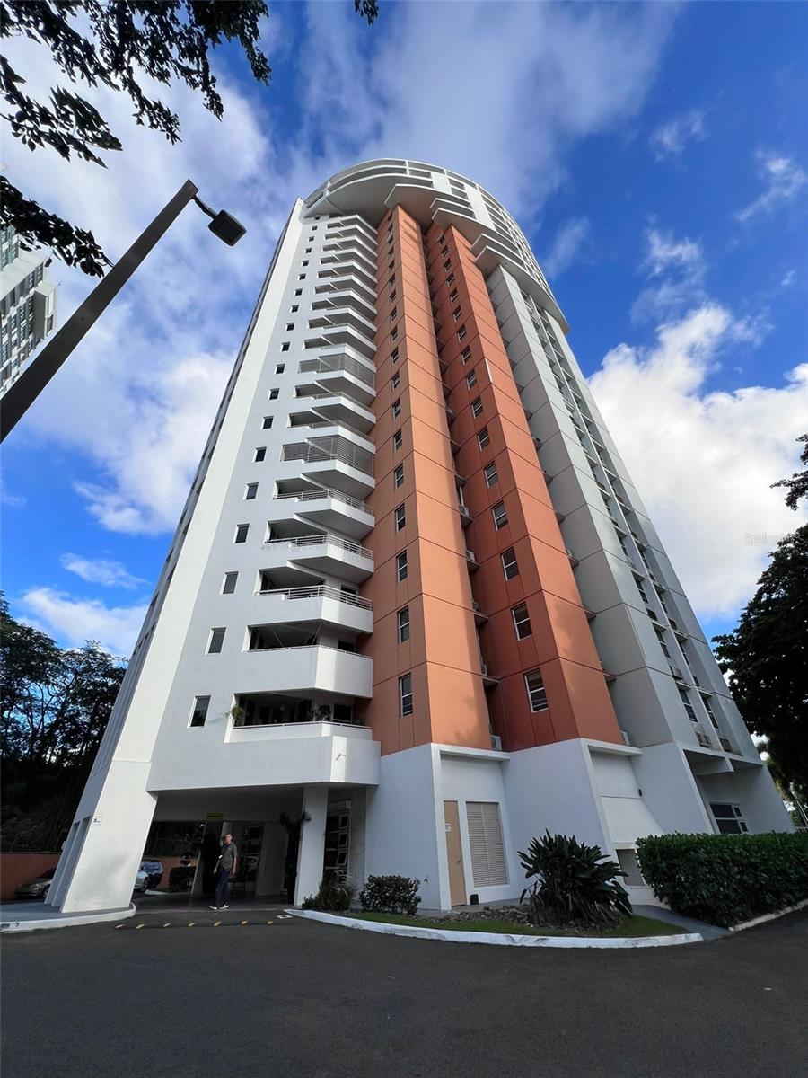 Welcome to the gem of Guaynabo: Condominio View Point! This spacious 3-bedroom, 2-bathroom apartment seamlessly combines comfort and elegance. Located in one of Guaynabo’s most sought-after areas, this home offers a unique living experience, blending tranquility with proximity to essential amenities. Upon entering, you’ll be greeted by an open-concept design that creates a sense of space. The kitchen, designed with a spacious layout in mind, seamlessly connects the living area and balcony for enjoyable moments with friends and family. The master suite is a relaxation haven with an ensuite bathroom and a walk-in closet. The two additional bedrooms are equally charming, providing a cozy atmosphere for family or guests. Enjoy tropical breezes and stunning views from your private balcony, the perfect spot to unwind after a busy day. This fully-equipped apartment, is ready for you to move in effortlessly. Additional amenities include assigned indoor parking and access to recreational areas. Strategically located in Guaynabo, you’ll be close to excellent schools, shopping centers, restaurants, and various services, making this property a smart investment and a unique opportunity for an unparalleled lifestyle. Don’t miss the chance to make this apartment your new home.