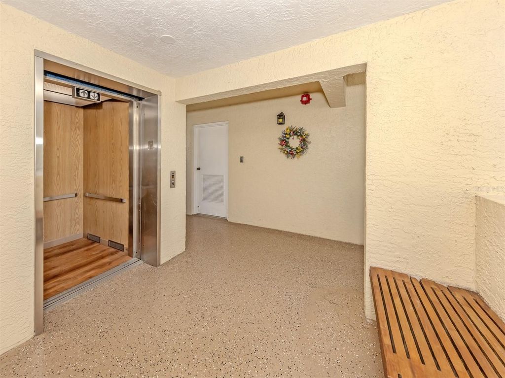 Photo of 925 Wexford Blvd, Venice, FL 34293 (MLS # N6143366)