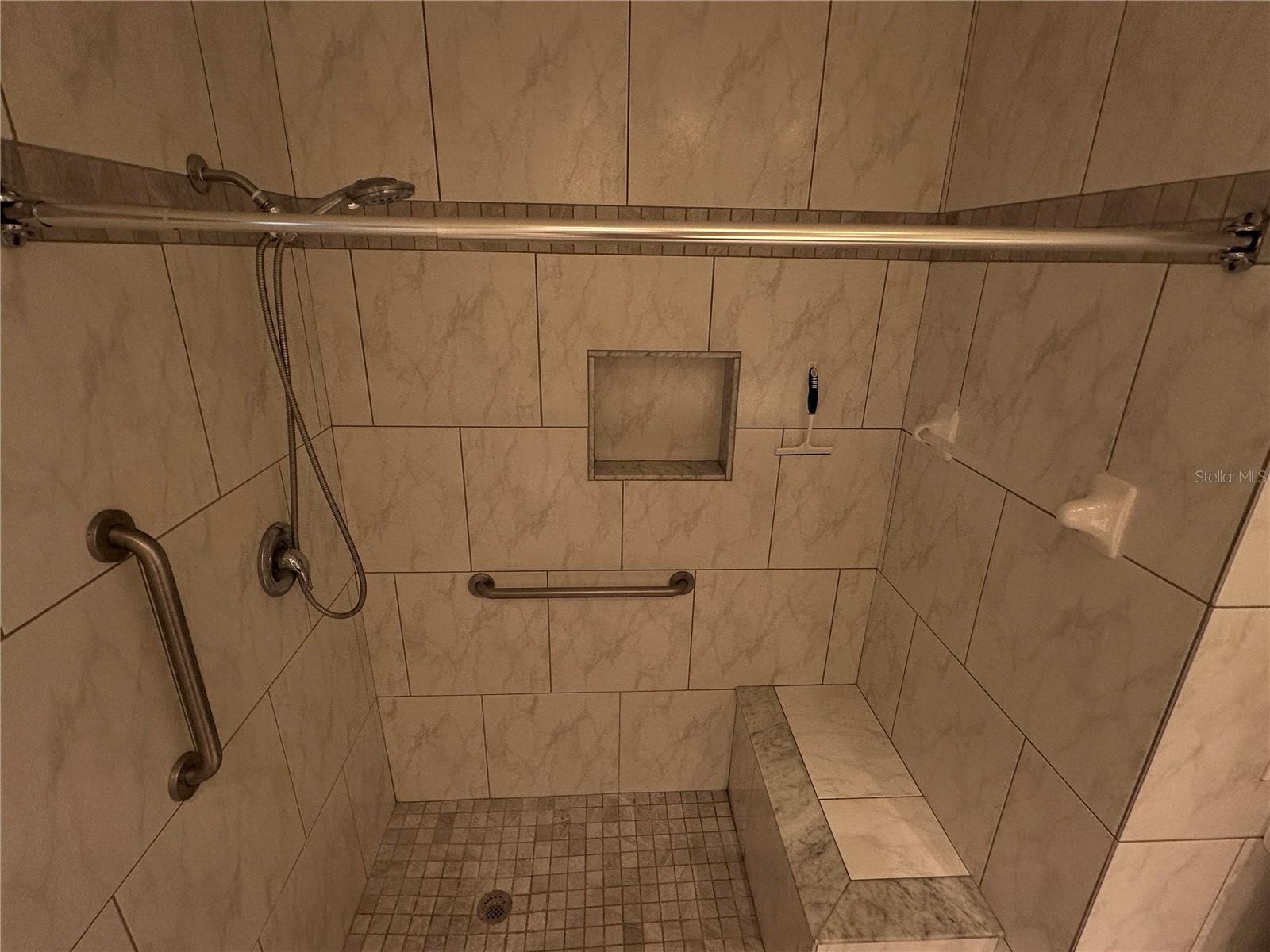 TROPICAL GROVES - Residential Lease