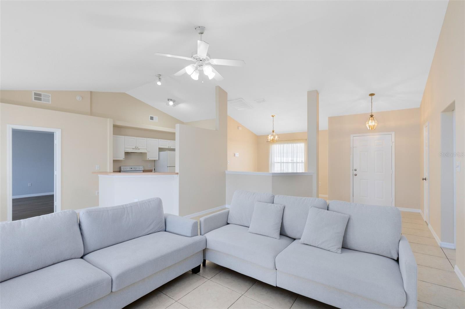 GROVELAND HIDDEN LAKES ESTATES - Residential