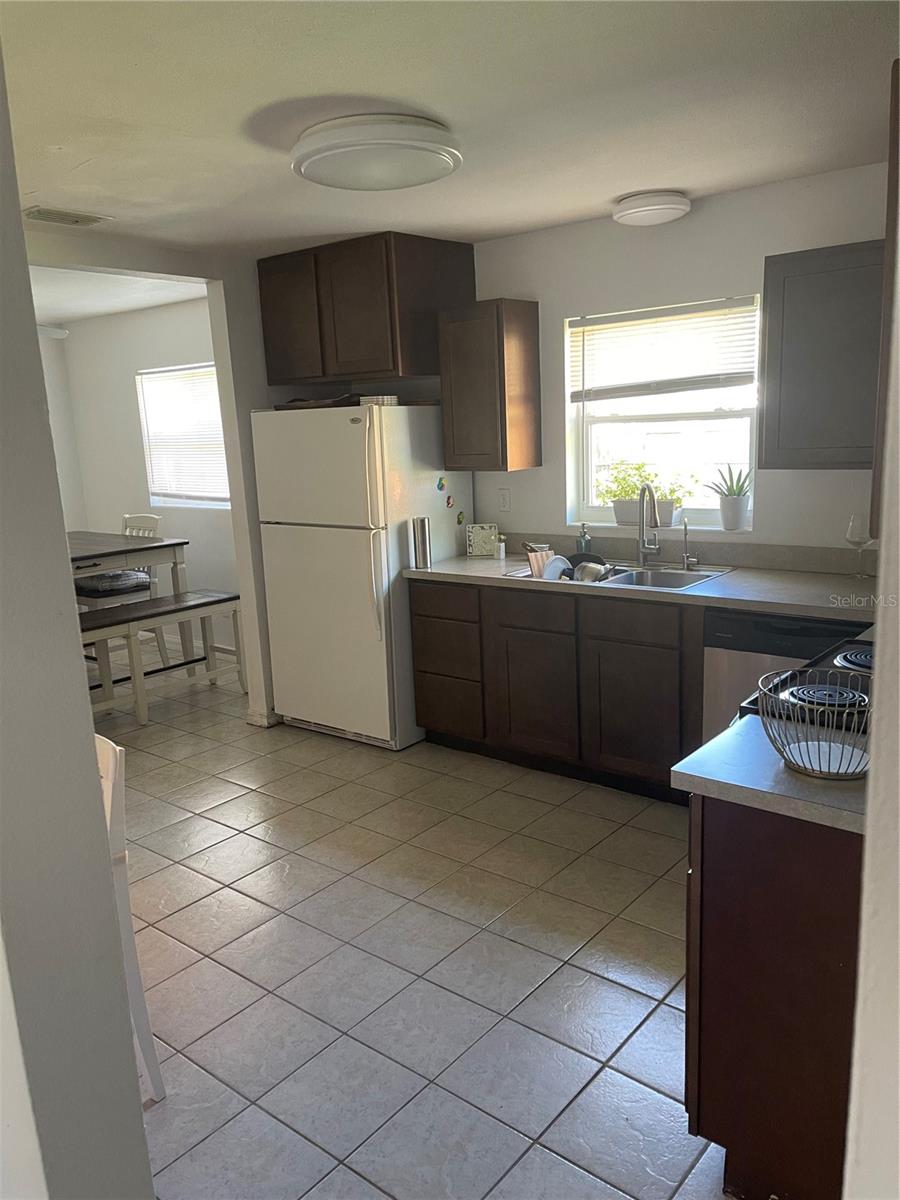 ROYAL OAK MANOR - Residential Lease