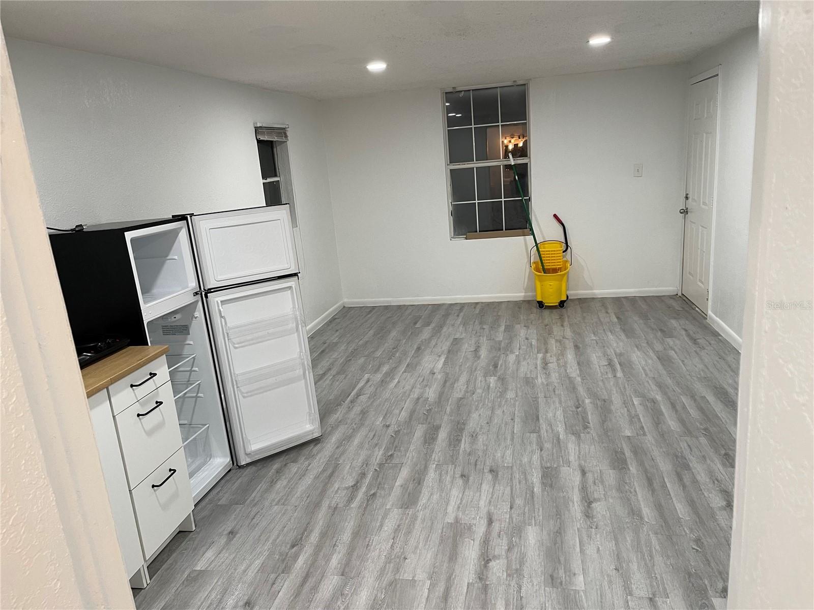 ROYAL OAK MANOR - Residential Lease