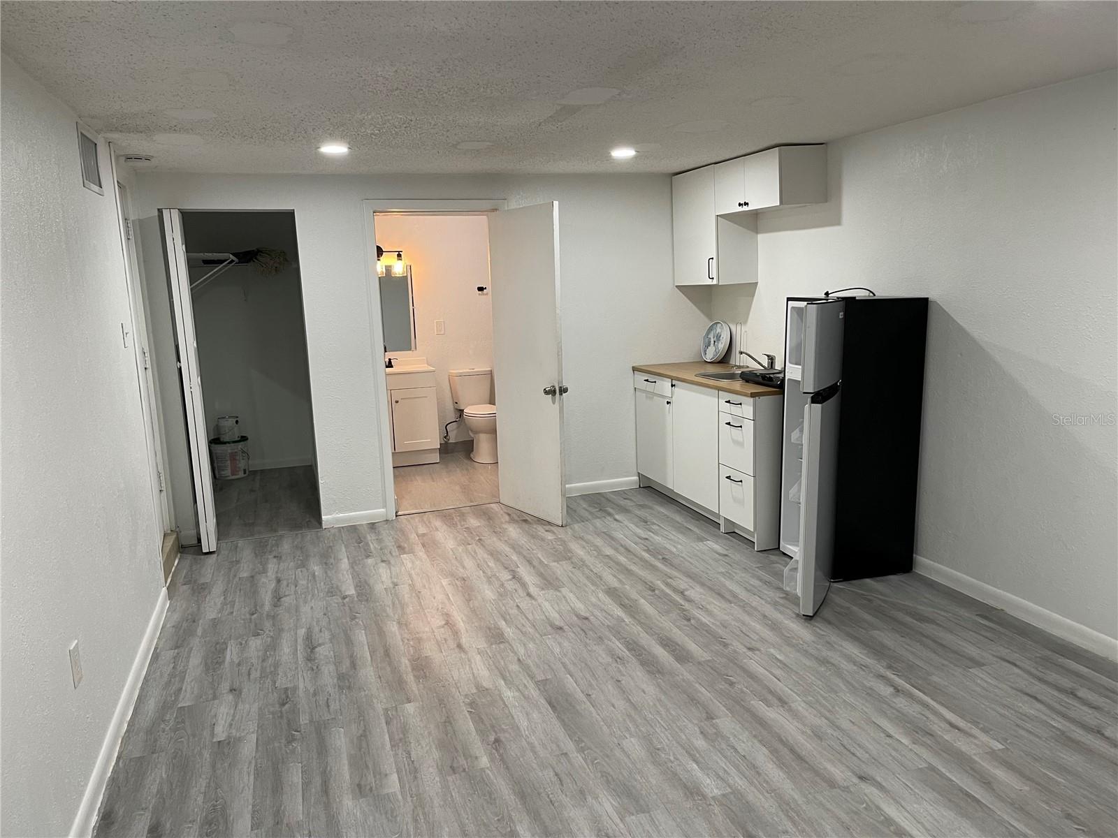 ROYAL OAK MANOR - Residential Lease