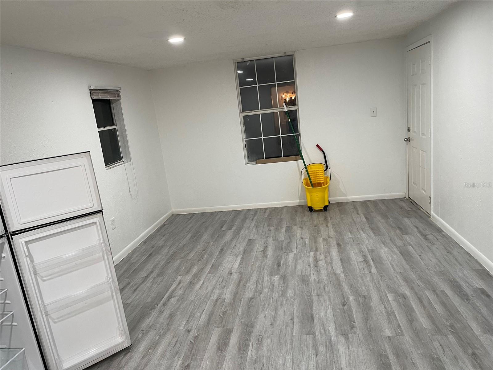 ROYAL OAK MANOR - Residential Lease