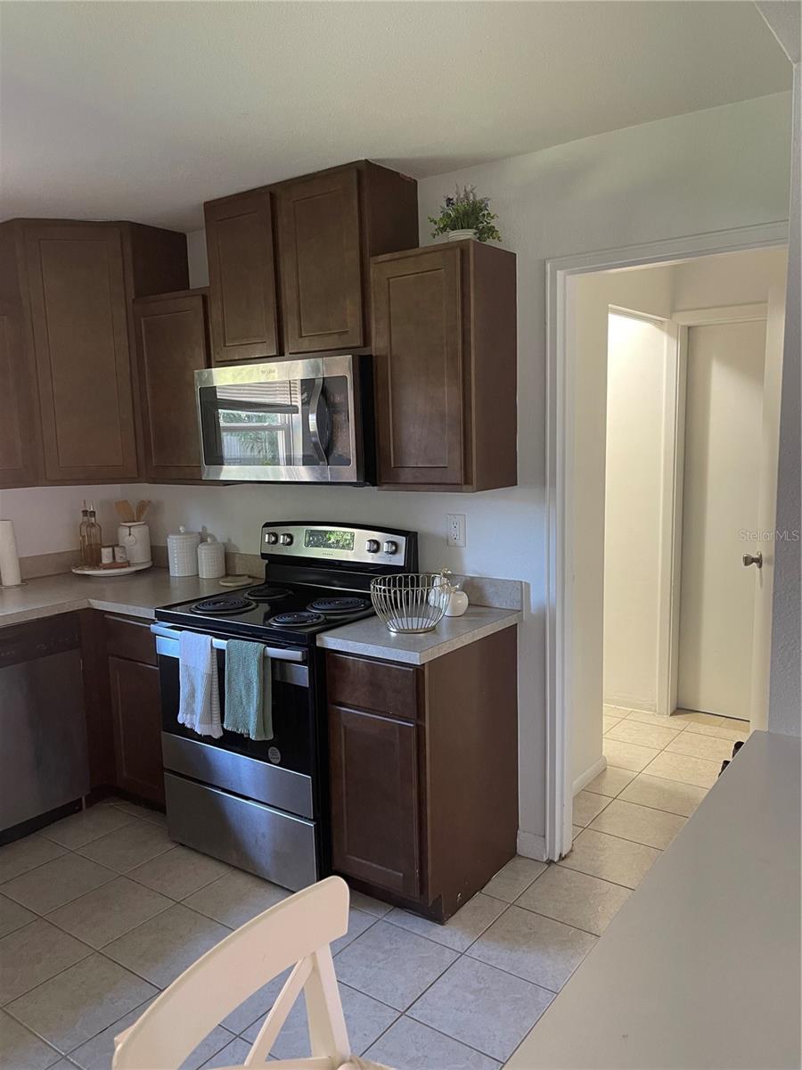 ROYAL OAK MANOR - Residential Lease