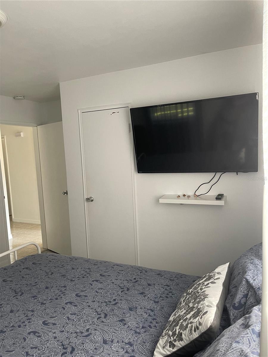 ROYAL OAK MANOR - Residential Lease