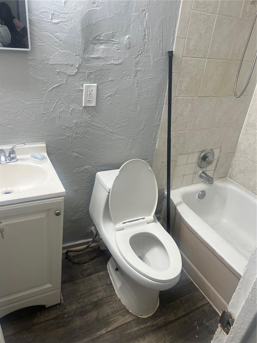 SCHOOLEYS HOMEVILLE - Residential Lease