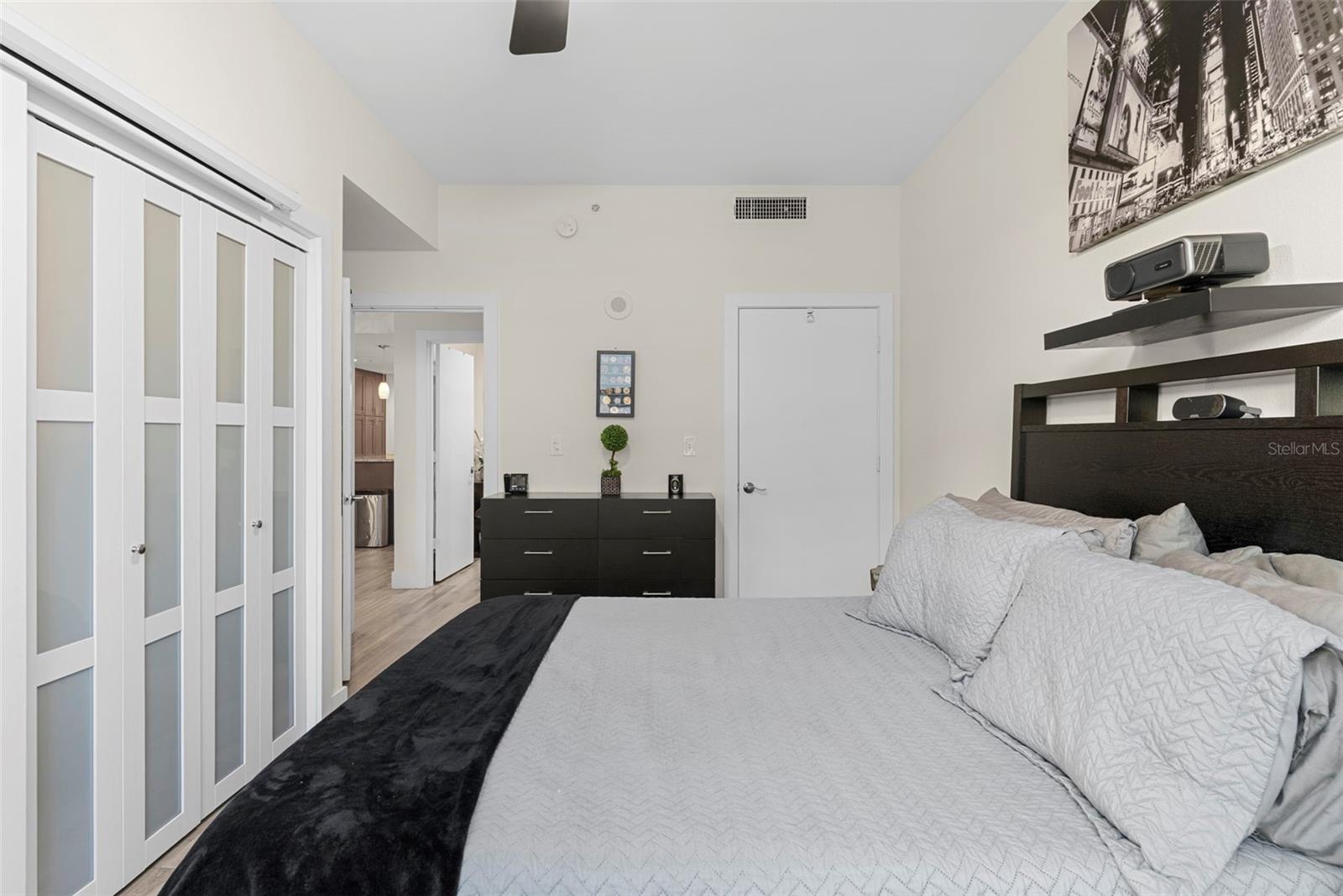 GRAND CENTRAL AT KENNEDY RESID - Residential Lease