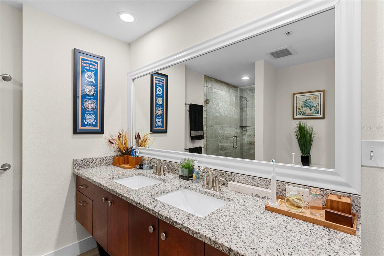 GRAND CENTRAL AT KENNEDY RESID - Residential Lease