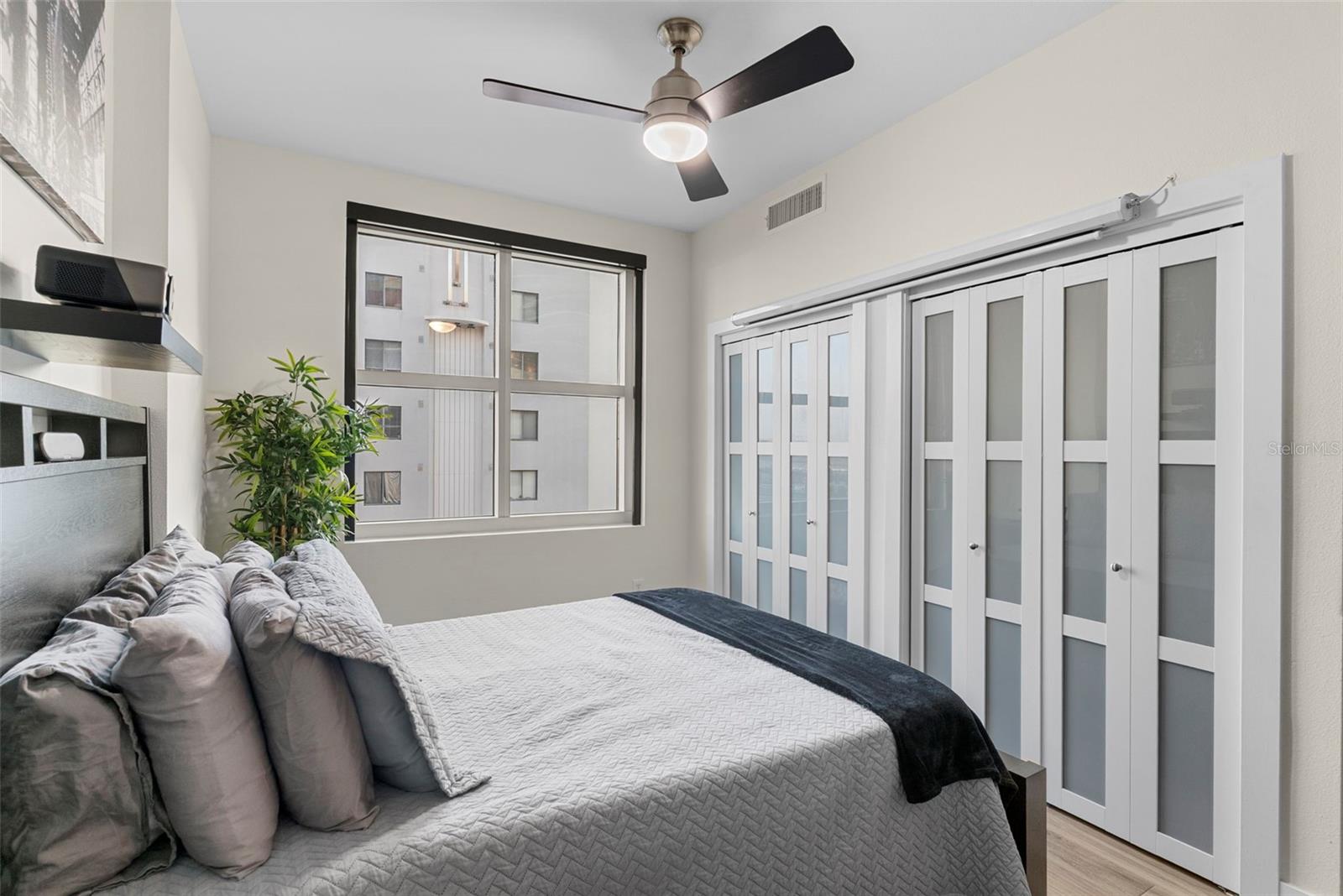 GRAND CENTRAL AT KENNEDY RESID - Residential Lease