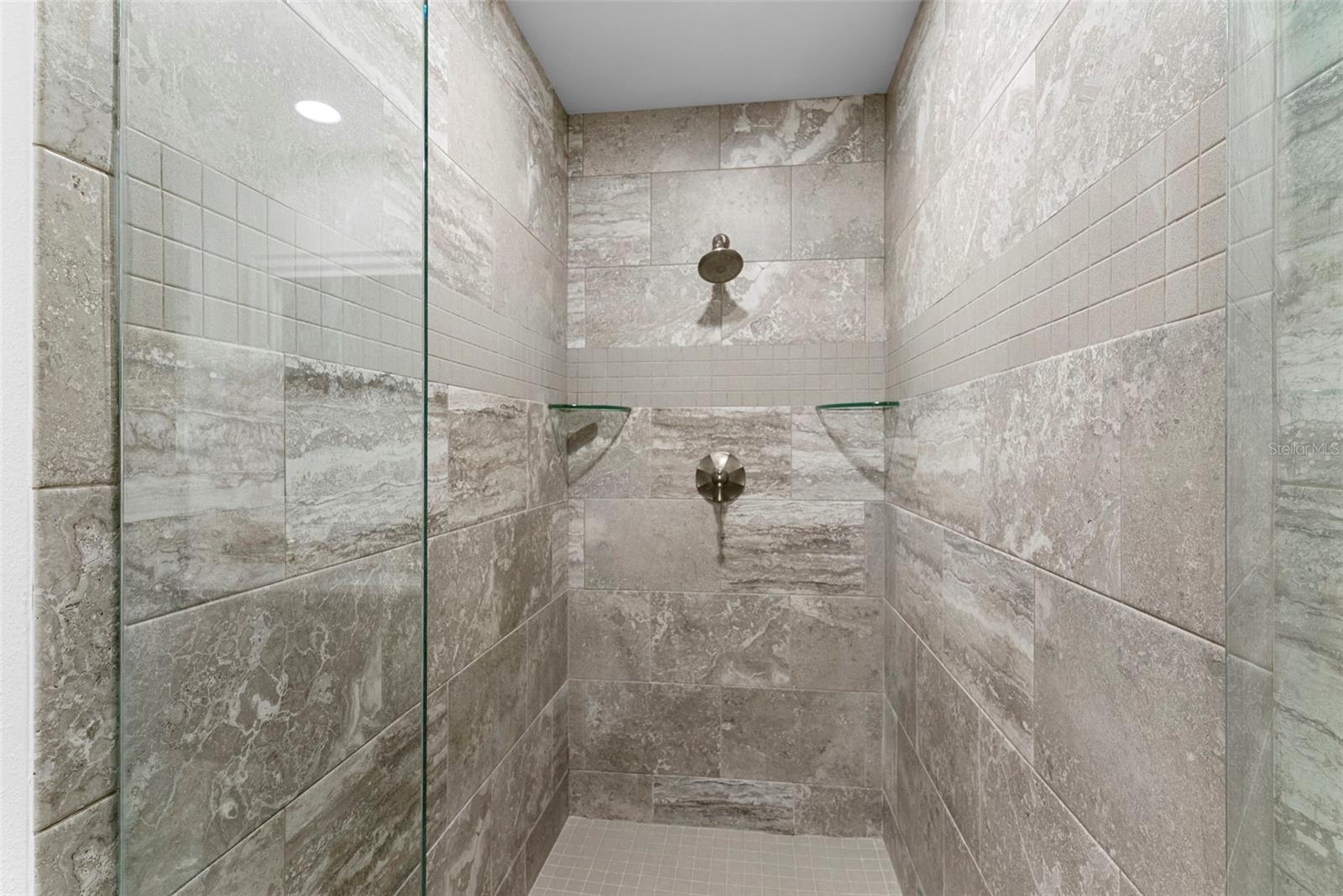 GRAND CENTRAL AT KENNEDY RESID - Residential Lease