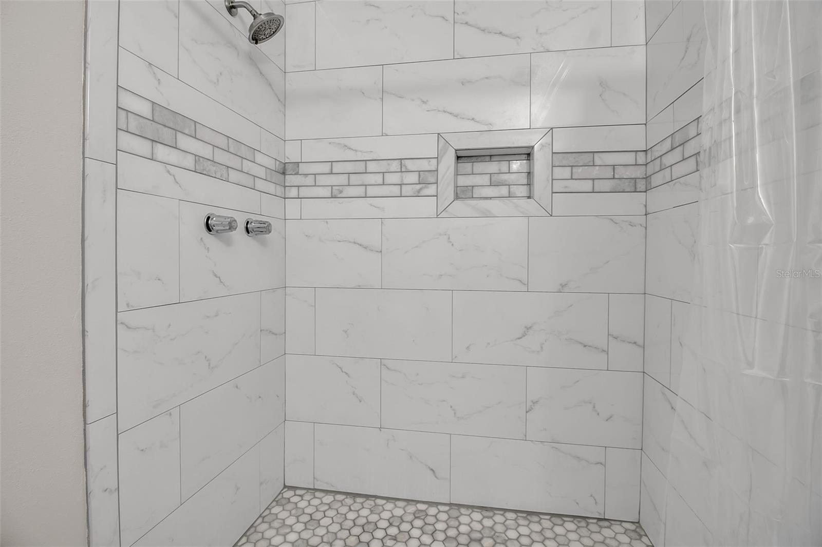 BAYSHORE ON THE LAKE APTS III SEC2 - Residential