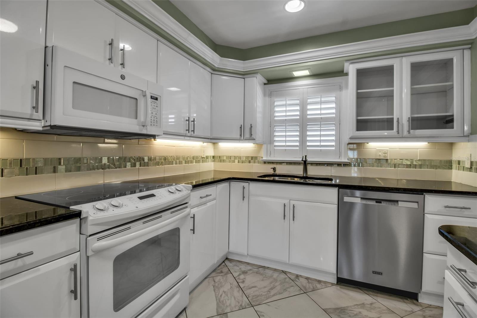 BAYSHORE ON THE LAKE APTS III SEC2 - Residential