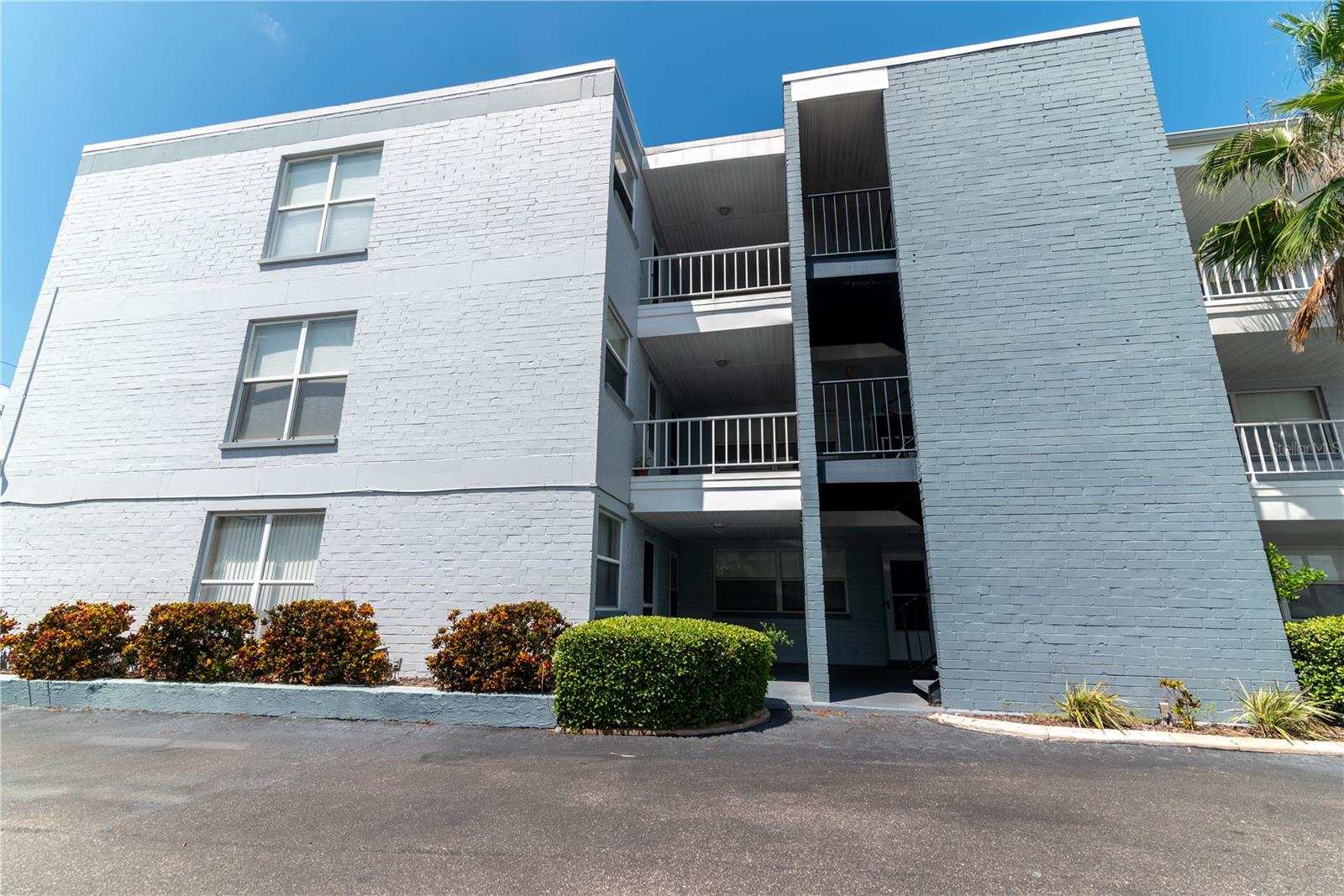 1859 SHORE DRIVE S 202