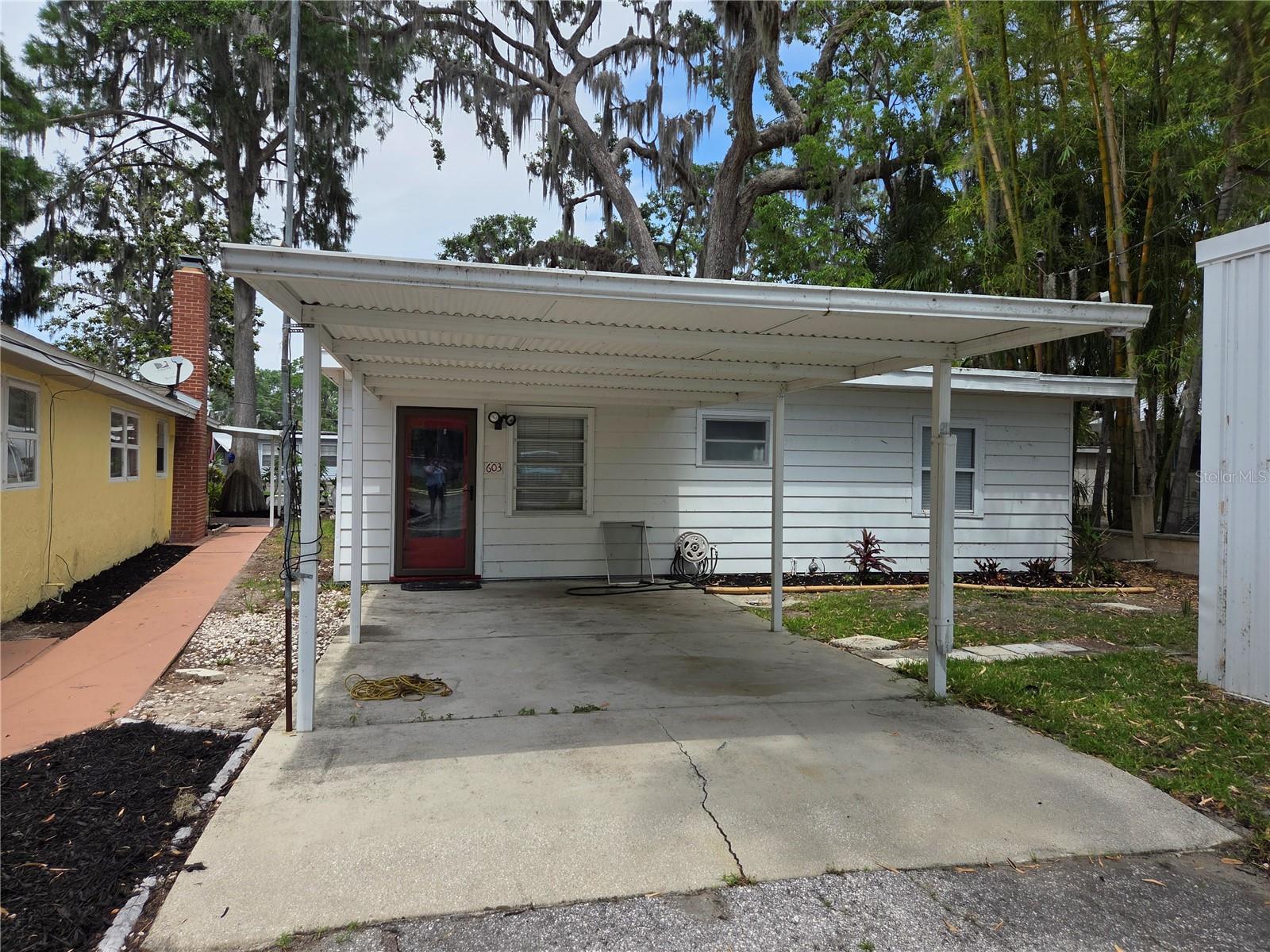 Here's your chance to be on the Dora Canal out to the Chain of Lakes. Waterfront rental Nicley remodeled, 1/1 with an extra Murphy Bed in the Living Room. No dock at the property but access to ramp to the canal at the park next door. Room for your car and a boat. You are close to Dunkin Donuts and minutes to Downtown Tavares, restaurants, shopping, minutes from the courthouse, government offices, clerk of courts and Florida hospital - Waterman. Leesburg's University of Florida Hospital and Clermont Hospital are approx. 20-30 minutes away; great for traveling nurses and doctors.
You are Approximate 45 minutes to 1 hour to Orlando, Disney and all the parks. NON-SMOKERS and NO PETS.