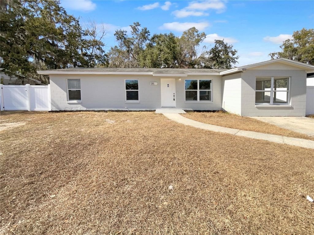 Photo of 1315 Braebury Drive, Leesburg, FL 34748 (MLS # O6381712)