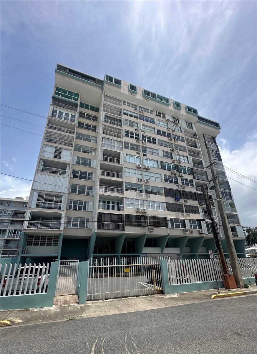 Live just steps from the beach! This apartment features 2 bedrooms, 1 bathroom, a private balcony, and an assigned parking space. Located in the well-known Condominio Comodoro in Isla Verde, you’ll enjoy proximity to the airport, restaurants, supermarkets, pharmacies, and vibrant nightlife. The condominium offers a swimming pool and security.